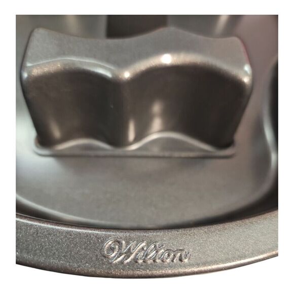 Wilton Halloween Skull Skeleton Sugar Skull Cake Pan Metal Non Stick 12 x 9.5" - Picture 6 of 9